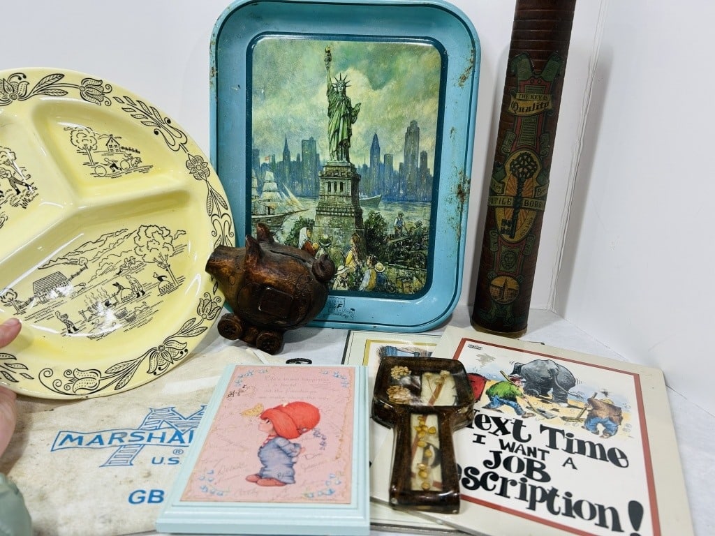 VINTAGE WOODEN PIGGY BANK (1 of 5)