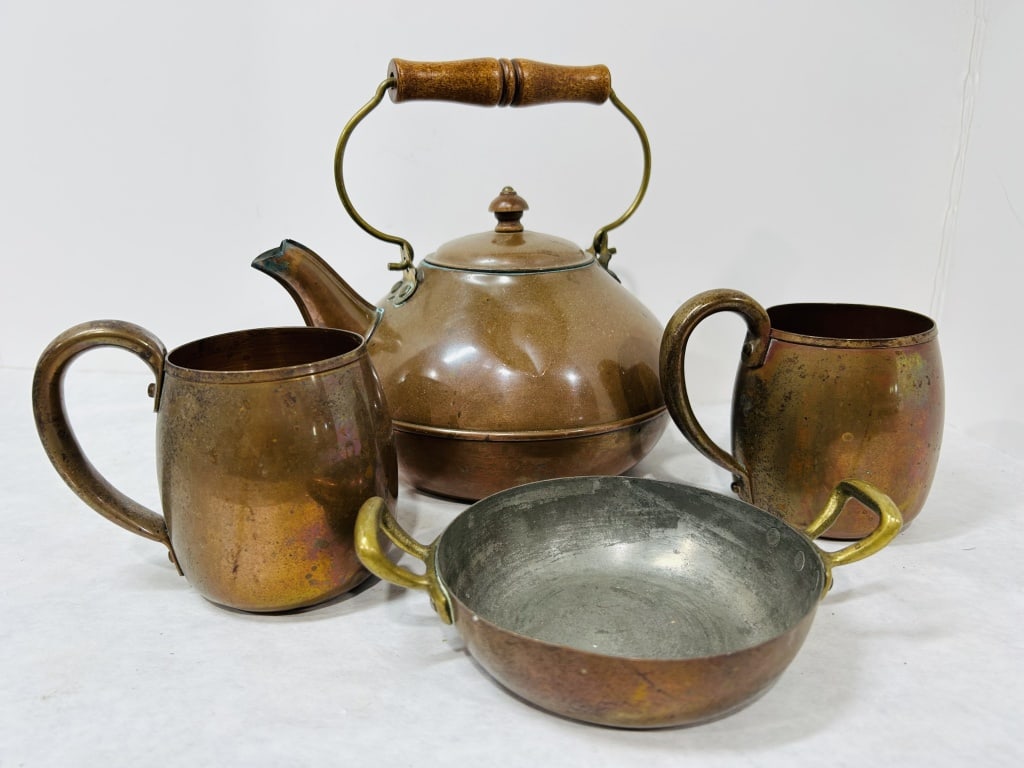 VINTAGE COPPER TEA KETTLE AND MATCHING MUGS (1 of 4)