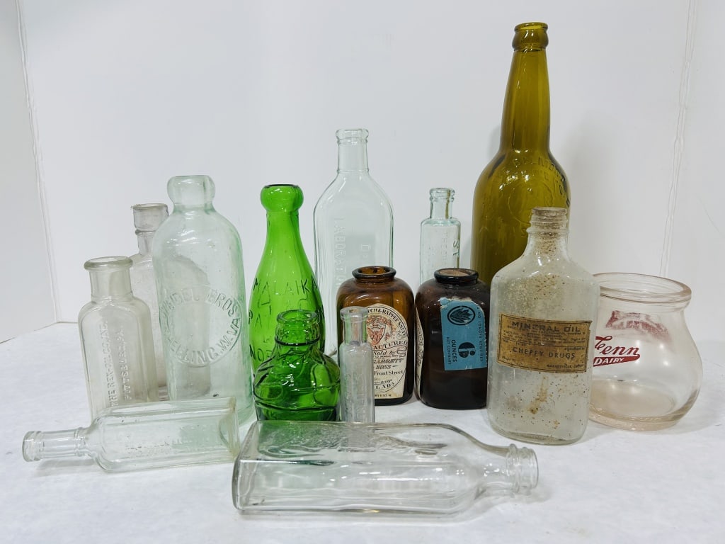 LOADED LOT OF VINTAGE BOTTLES (1 of 7)
