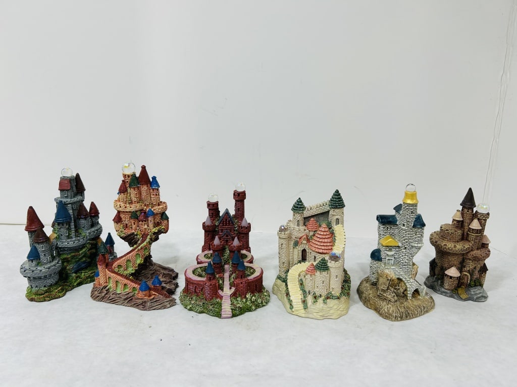 VINTAGE SPOONTIQUES CASTLE FIGURINES (1 of 5)