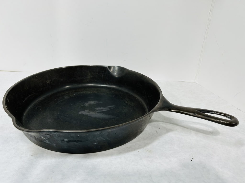 CAST IRON SIZE 10 PAN (1 of 3)