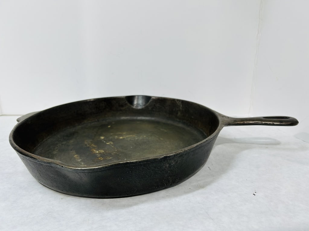 14 INCH CAST IRON SKILLET (1 of 2)