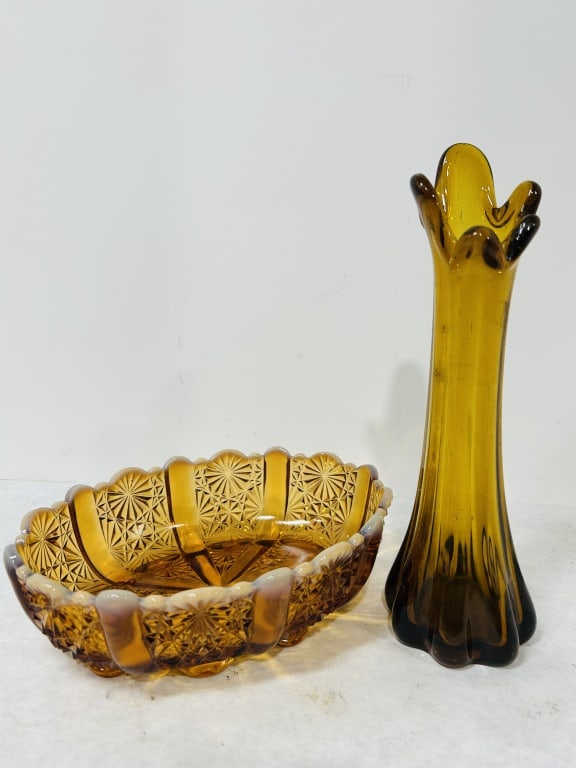 VINTAGE AMBER GLASS SWUNG VASE: NO CRACKS