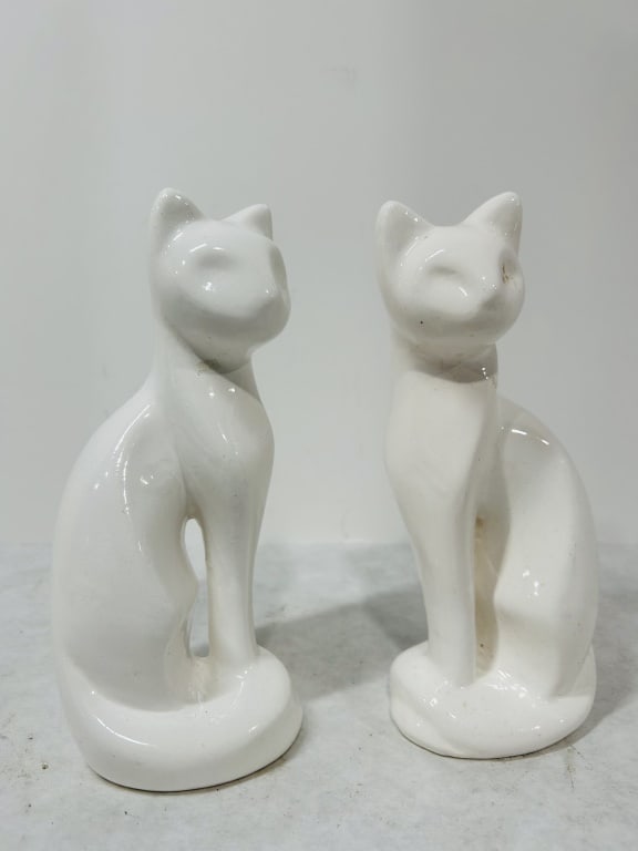 VINTAGE WHITE CERAMIC CAT FIGURINES (1 of 2)