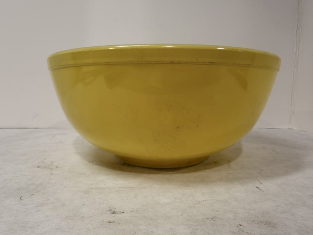 VINTAGE YELLOW PYREX MIXING BOWL (1 of 4)