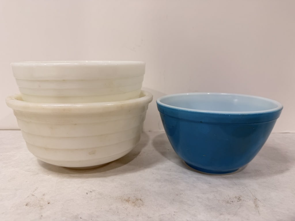 VINTAGE PYREX MIXING BOWLS (1 of 5)