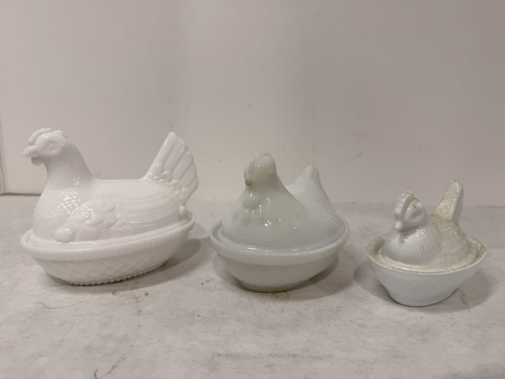 VINTAGE WHITE HEN ON NEST (1 of 4)