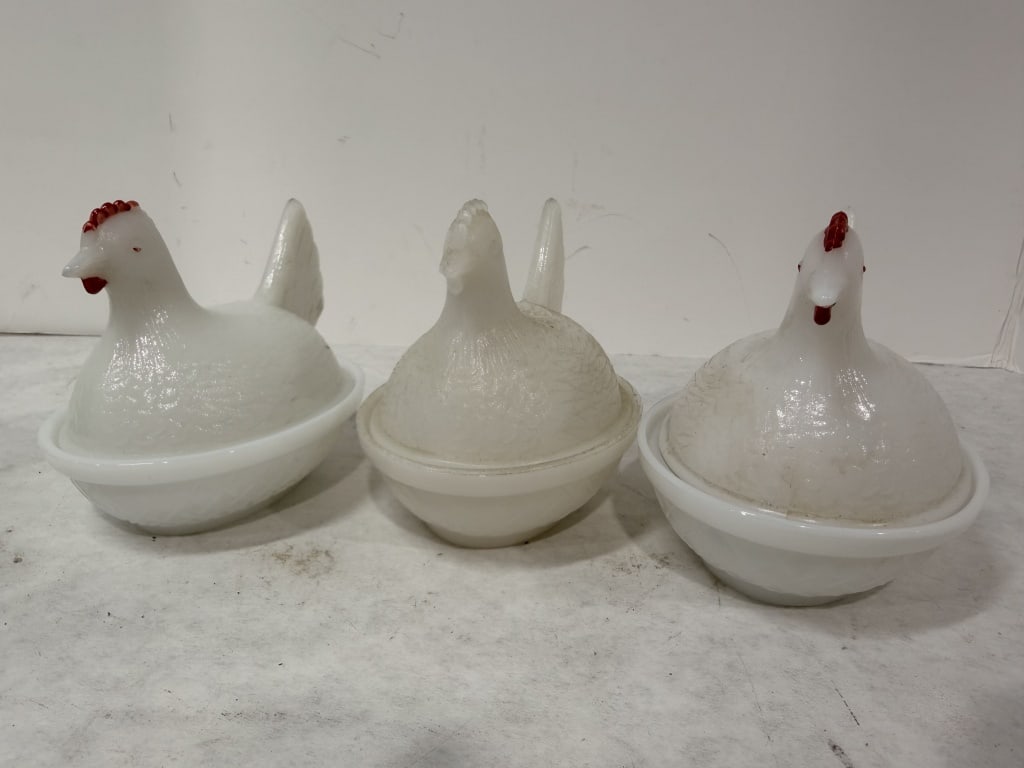 VINTAGE WHITE HEN ON NEST (1 of 2)