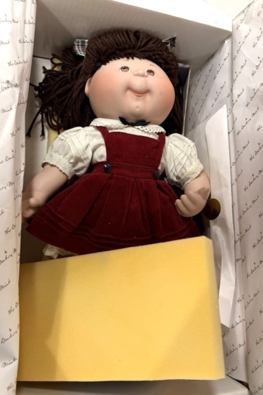 JENNIFER SUE PORCELAIN COLLECTOR DOLL: IN BOX