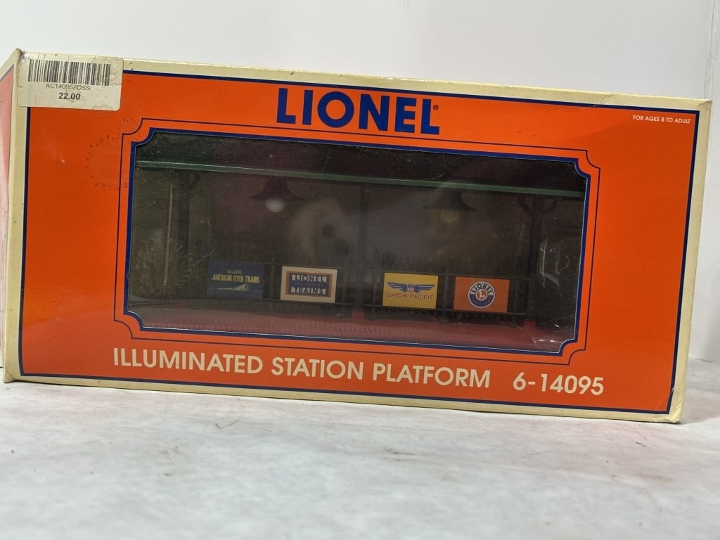 LIONEL ILLUMINATED TRAIN STATION PLATFORM (1 of 3)