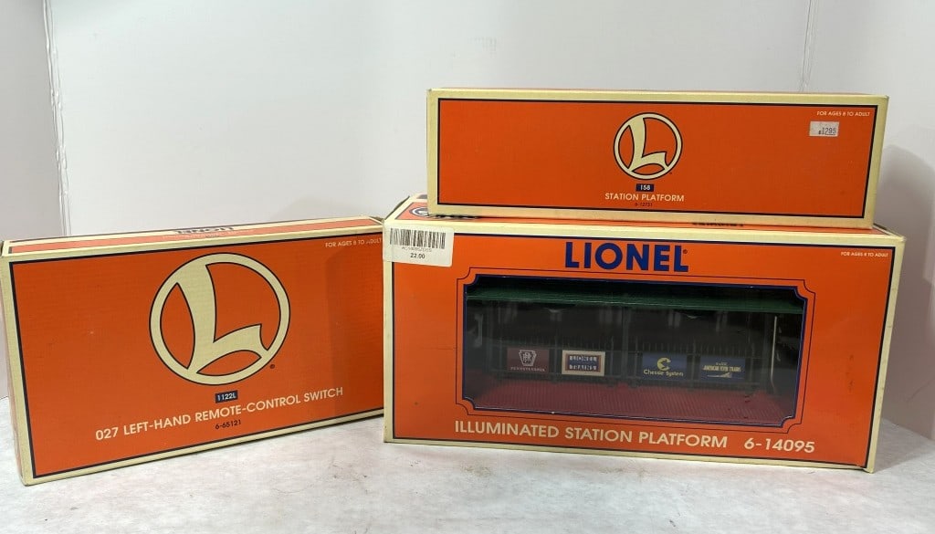 LIONEL ILLUMINATED TRAIN STATION PLATFORM (1 of 4)