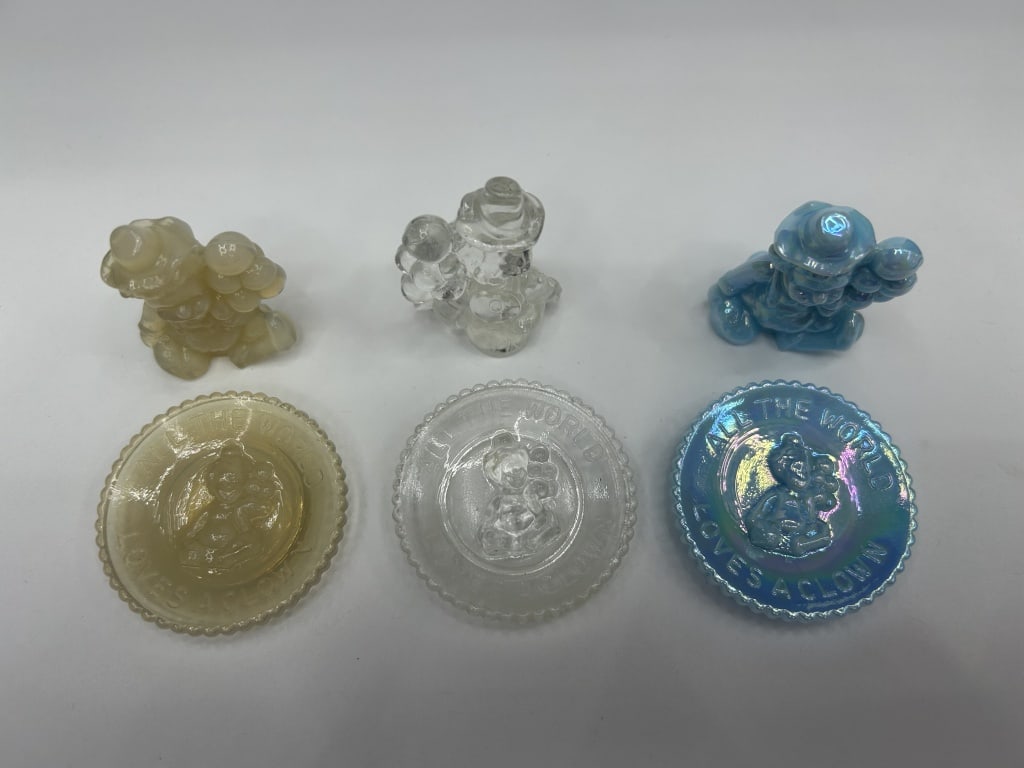 MOSSER ALL THE WORLD LOVES A CLOWN PLATE: LOT OF 3 MOSSER ALL THE WORLD LOVES A CLOWN PLATE AND MATCHING PEE WEE THE CLOWN FIGURINE