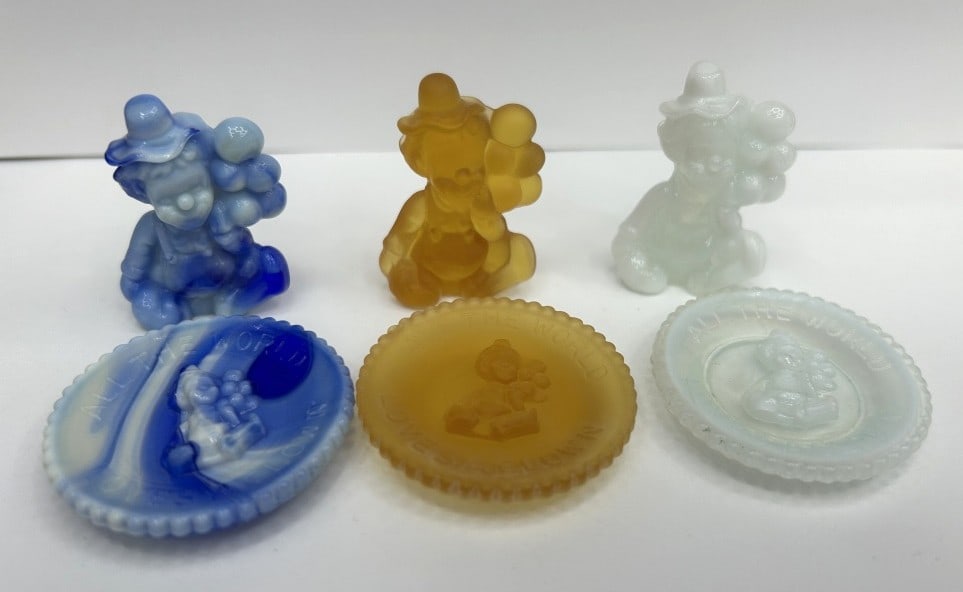 MOSSER ALL THE WORLD LOVES A CLOWN PLATE: LOT OF 3 MOSSER ALL THE WORLD LOVES A CLOWN PLATE AND MATCHING PEE WEE THE CLOWN FIGURINE