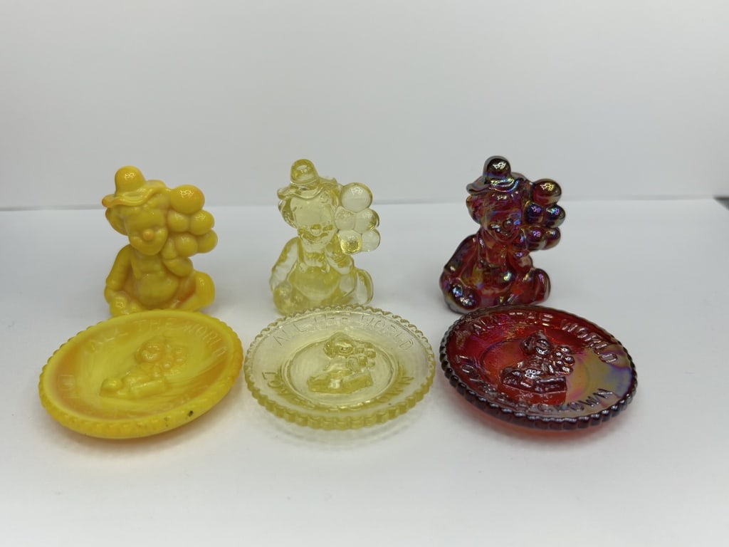 MOSSER ALL THE WORLD LOVES A CLOWN PLATE: LOT OF 3 MOSSER ALL THE WORLD LOVES A CLOWN PLATE AND MATCHING PEE WEE THE CLOWN FIGURINE