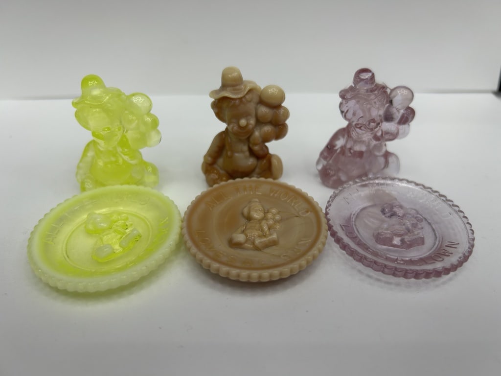 MOSSER ALL THE WORLD LOVES A CLOWN PLATE: LOT OF 3 MOSSER ALL THE WORLD LOVES A CLOWN PLATE AND MATCHING PEE WEE THE CLOWN FIGURINE