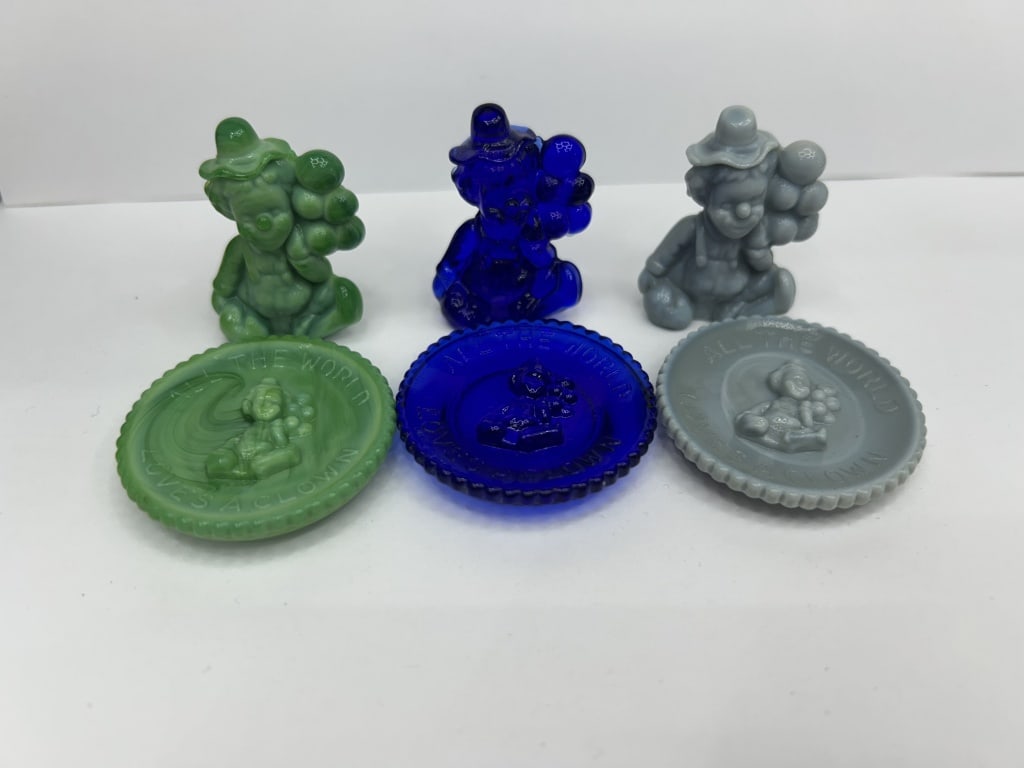 MOSSER ALL THE WORLD LOVES A CLOWN PLATE: LOT OF 3 MOSSER ALL THE WORLD LOVES A CLOWN PLATE AND MATCHING PEE WEE THE CLOWN FIGURINE