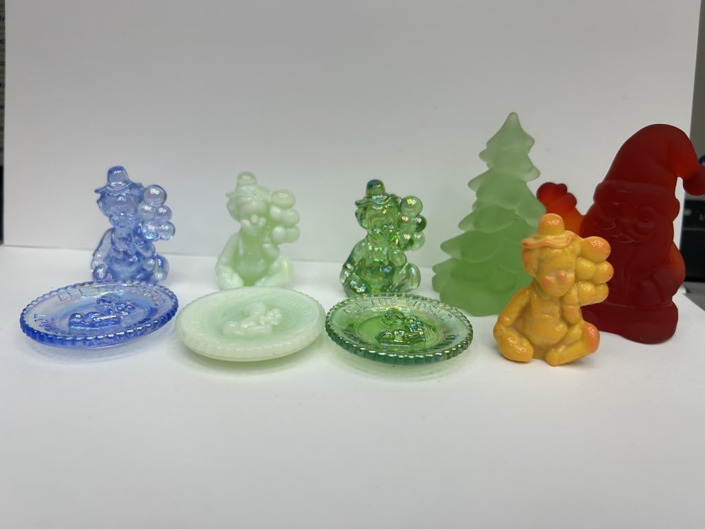 MOSSER ALL THE WORLD LOVES A CLOWN PLATE: MOSSER ALL THE WORLD LOVES A CLOWN PLATE WITH MATCHING PEE WEE THE CLOWN FIGURINES AND MOSSER CHRISTMAS TREE AND SANTA