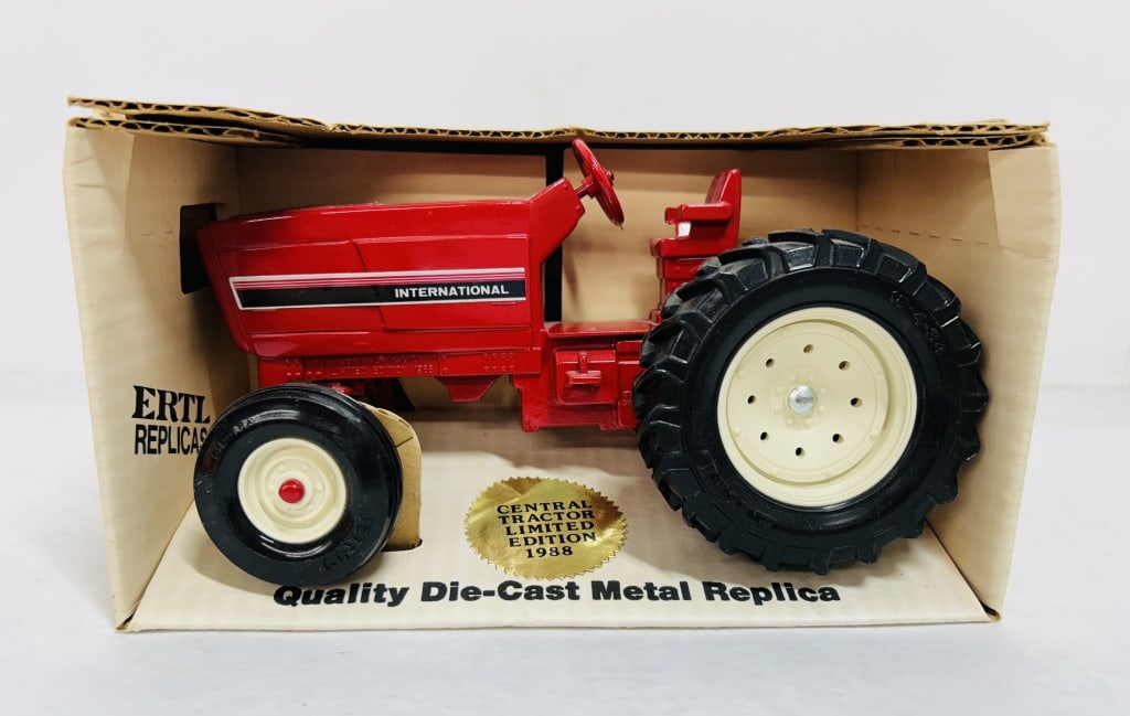 ERTL 1/16 INTERNATIONAL ROW CROP TRACTOR: DIECAST, REAR HITCH, MODEL #415, STOCK NUMBER 228