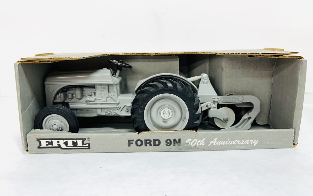 ERTL 1/16 SPECIAL EDT. 50TH ANNV. FORD 9N (1 of 6)