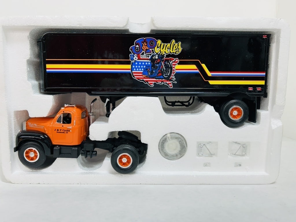 1/34 FIRST GEAR 1960 MODEL B-61 MACK J&P CYCLES: 1/34 DIE-CAST FIRST GEAR MODEL B-61 MACK TRACTOR & TRAILER STOCK # 19-1267