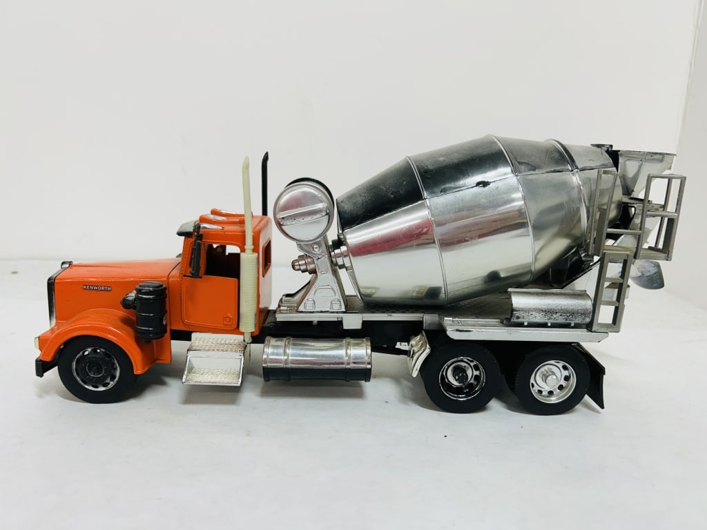 KENWORTH 1/32 W900 CEMENT MIXER TRUCK (1 of 5)