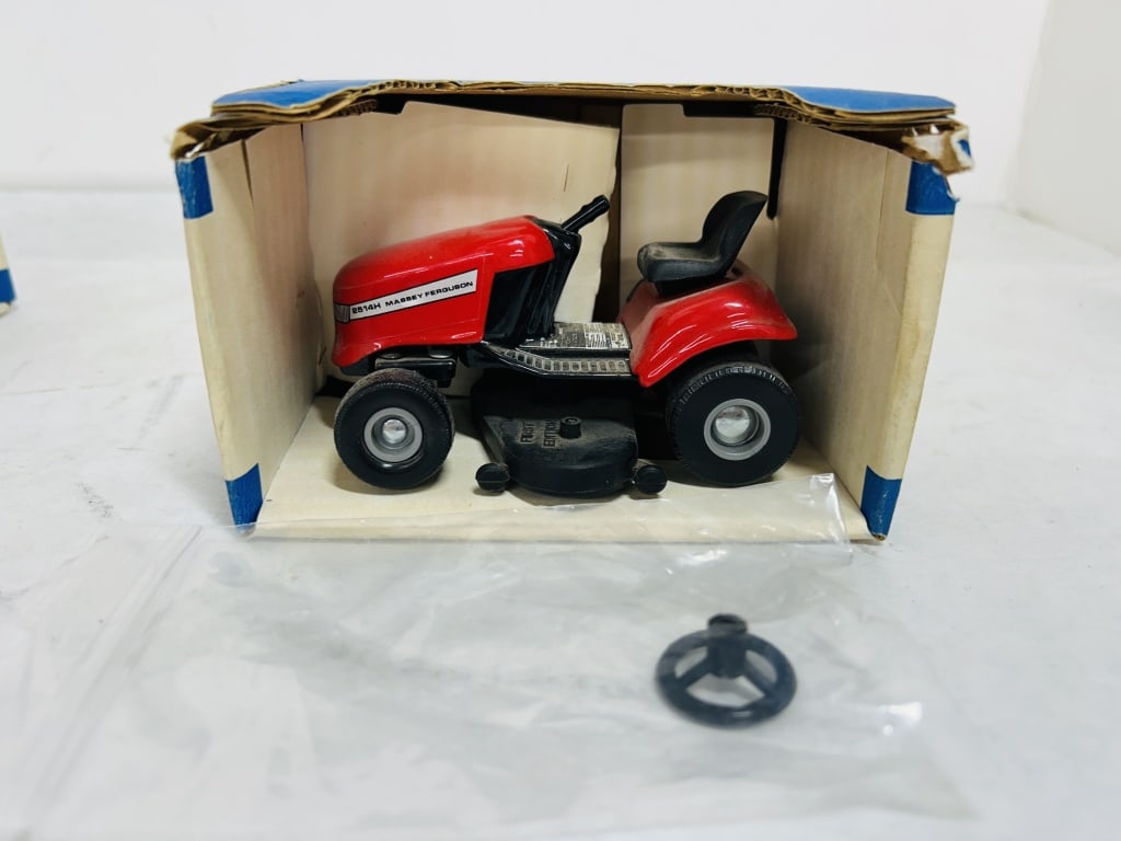 COUNTRY CLASSICS MASSEY FURGUSON LAWN TRACTOR (1 of 7)