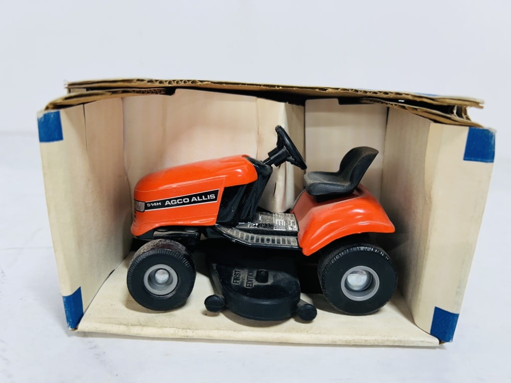 COUNTRY CLASSICS 1/16 AGCO ALLIS LAWN TRACTOR: DIECAST, FIRST EDITION