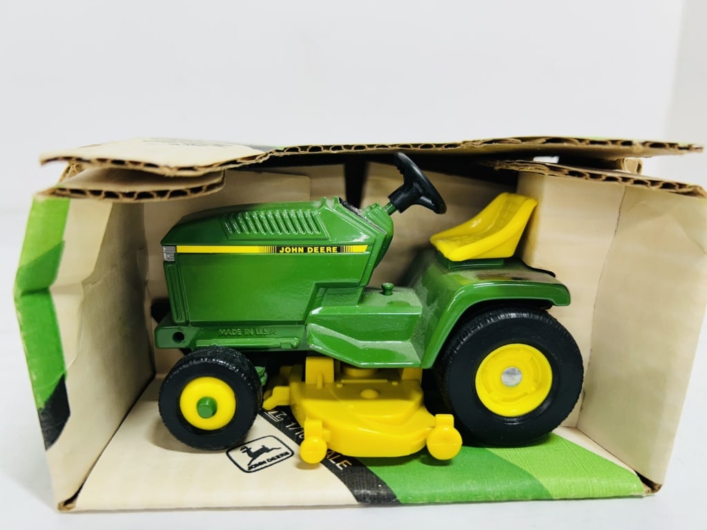 ERTL 1/16 JOHN DEERE LAWN AND GARDEN TRACTOR (1 of 7)