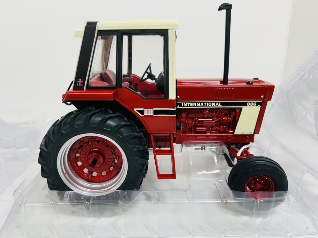 ERTL 1/16 IH 886 WF FARM TOY SHOW EDITION (1 of 13)