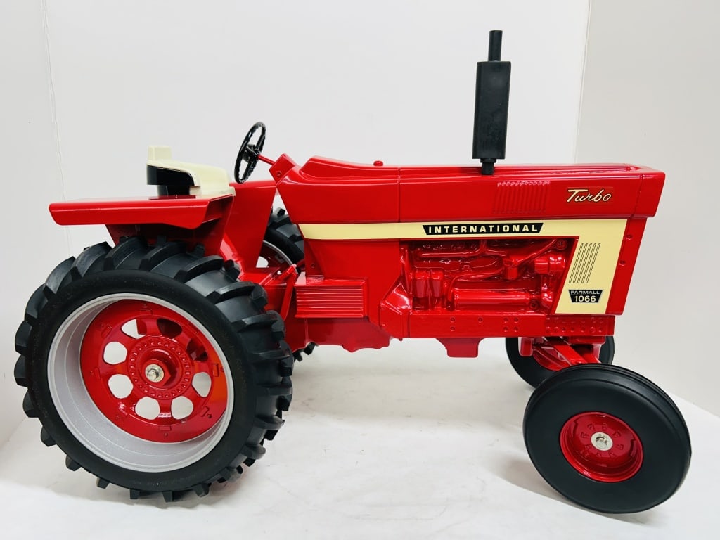 ERTL 1/8 IH FARMALL 1066 TURBO WF DIECAST: .
