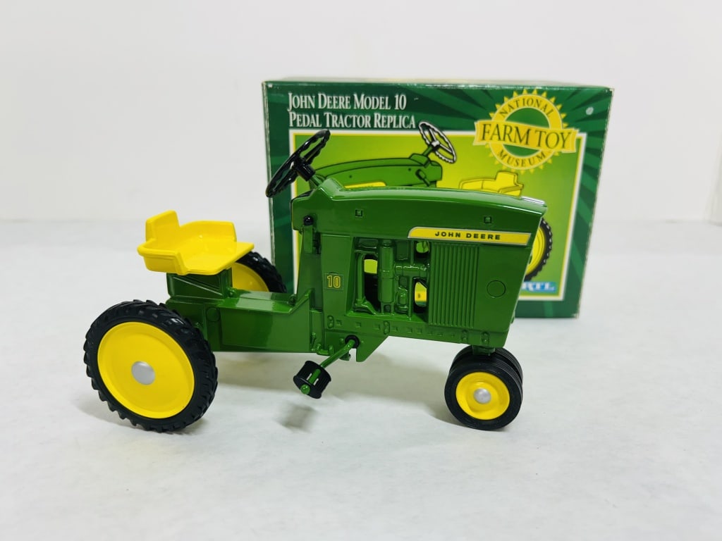 ERTL 1/8 JD MODEL 10 PEDAL TRACTOR (1 of 10)