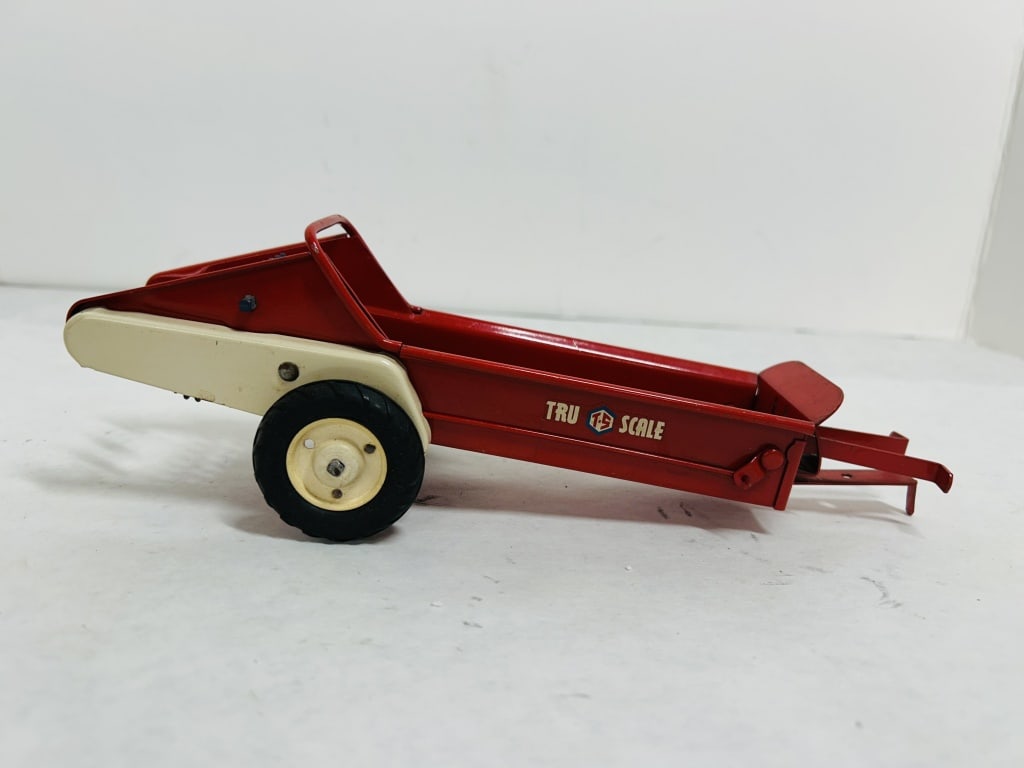 VINTAGE TRU-SCALE MANURE SPEADER TOY (1 of 5)