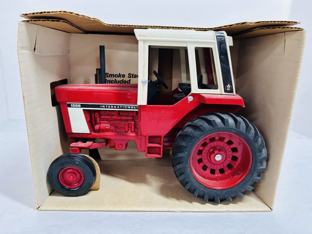 ERTL 1/16 IH 1586 TRACTOR WITH CAB (1 of 7)