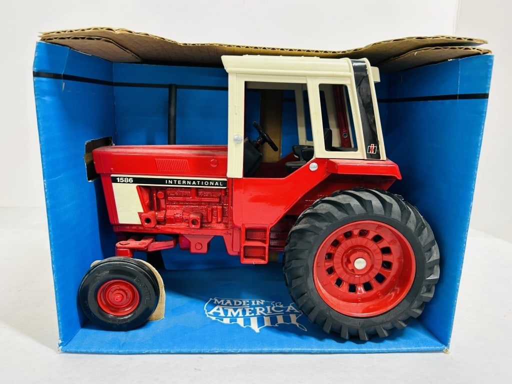 ERTL 1/16 FARM COUNTRY IH 1586 TRACTOR WITH CAB: DIECAST, MODEL #463, STOCK #3002
