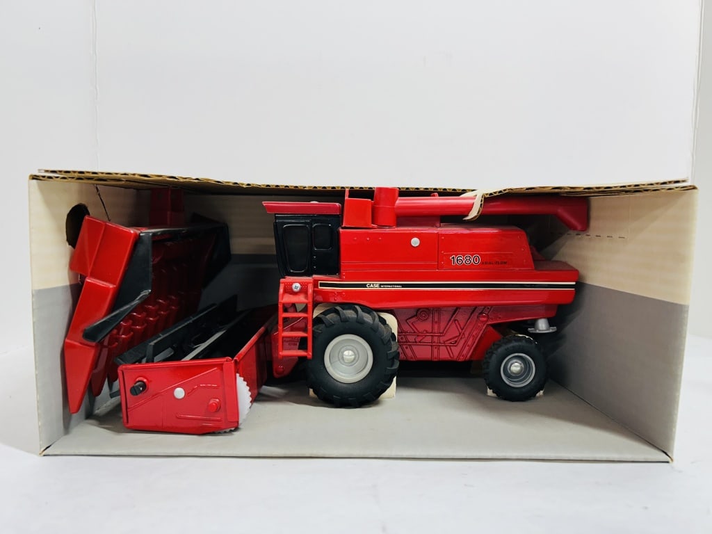 ERTL 1/32 CASE IH COMBINE (1 of 6)