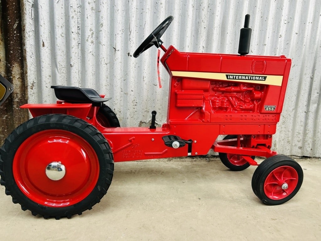 NEW ERTL IH 856 WF PEDAL TRACTOR (1 of 8)