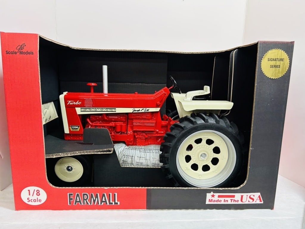 ERTL 1/8 FARMALL 1260 WF SIGNATURE SERIES: DIECAST SIGNATURE SERIES HIGHLY DETIALED HAS SHIPPING BOX