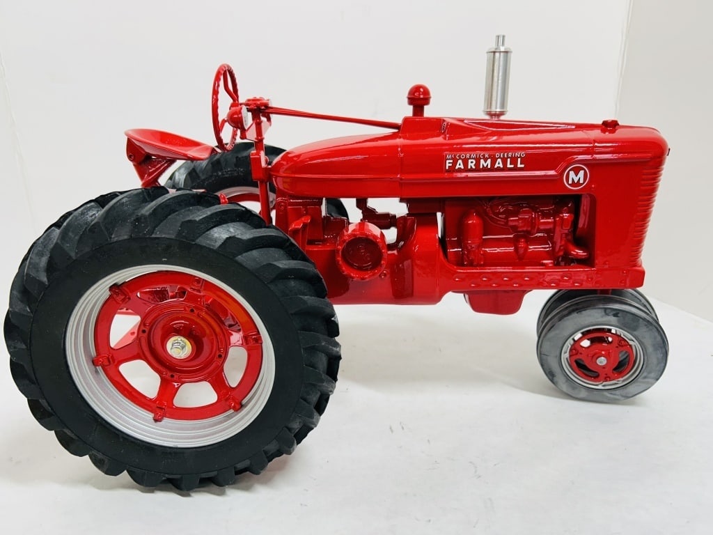 ERTL 1/8 FARMALL M NF SIGNATURE SERIES: DIECAST