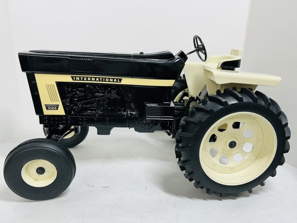 ERTL 1/8 INTERNATIONAL FARMALL 1066 WF: DIECAST 1/8 SCALE WITH ORGINAL SHIPPING BOX