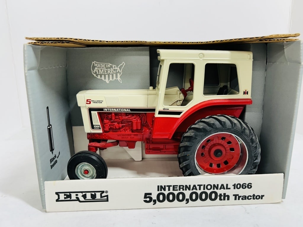 ERTL INTERNATIONAL 1066 WF 5MILLIONTH TRACTOR (1 of 7)