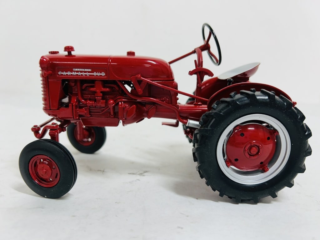 1/16 FARMALL CUB DIECAST WF (1 of 5)