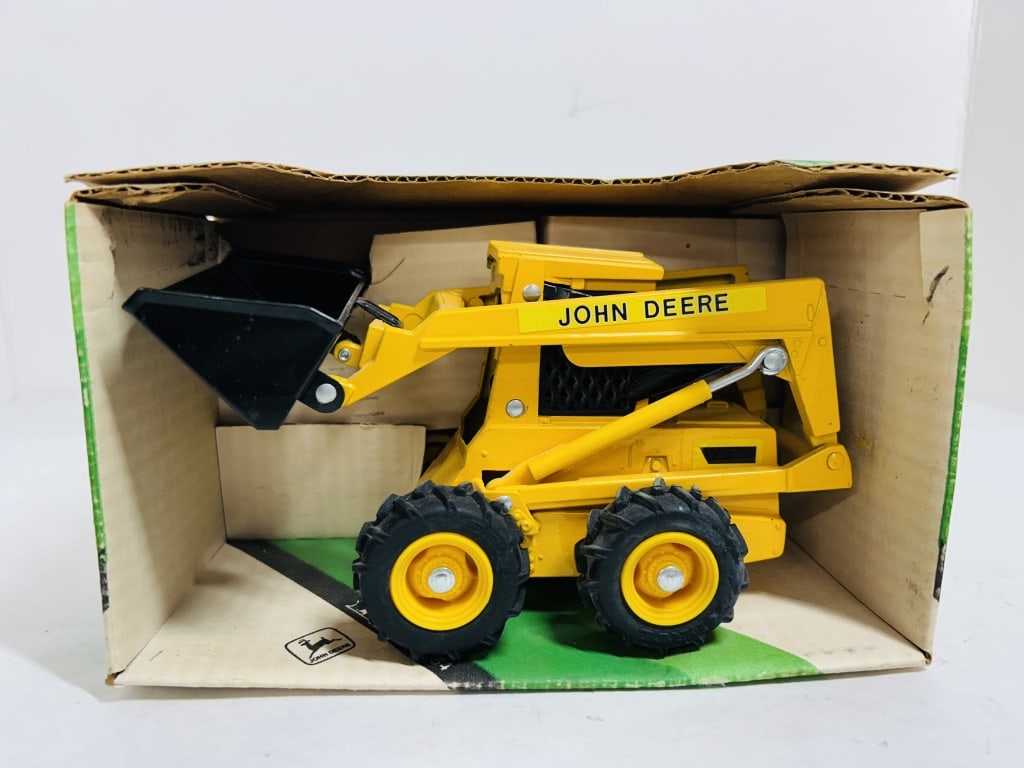 ERTL JOHN DEERE SKID-LOADER (1 of 5)