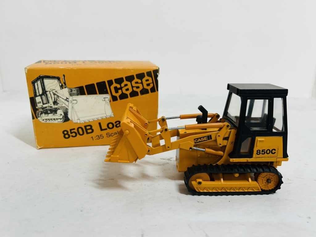 CASE 850B LOADER 1/35 DIECAST (1 of 7)