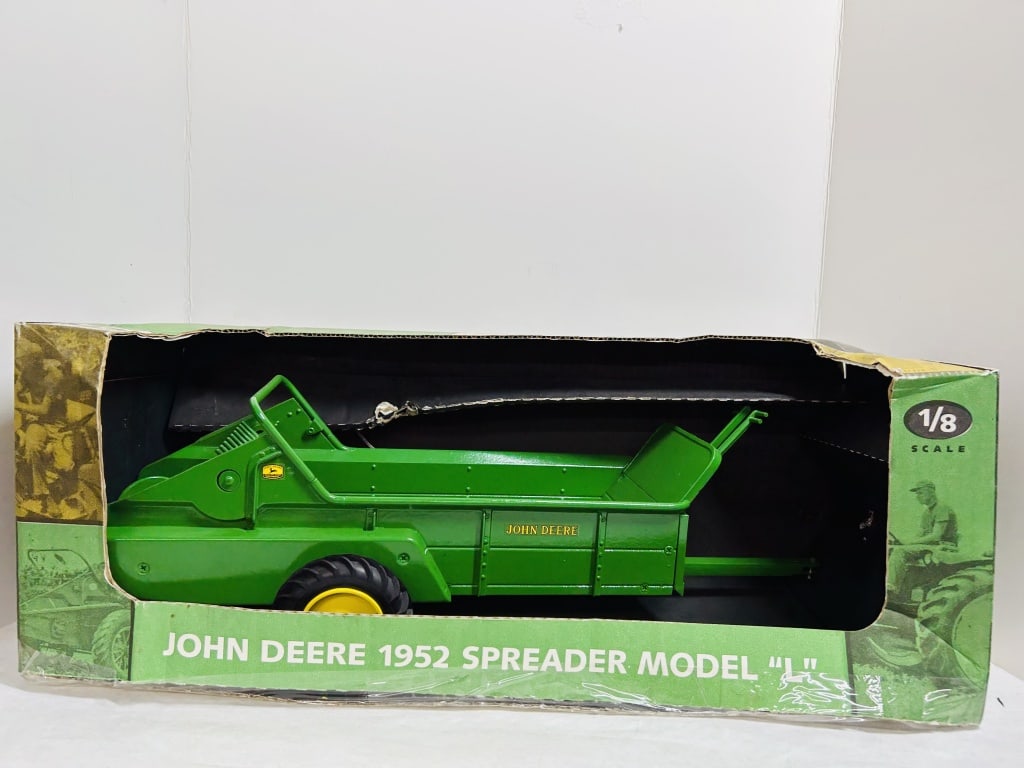 ERTL 1/8 JOHN DEERE 1952 SPREADER MODEL L (1 of 4)