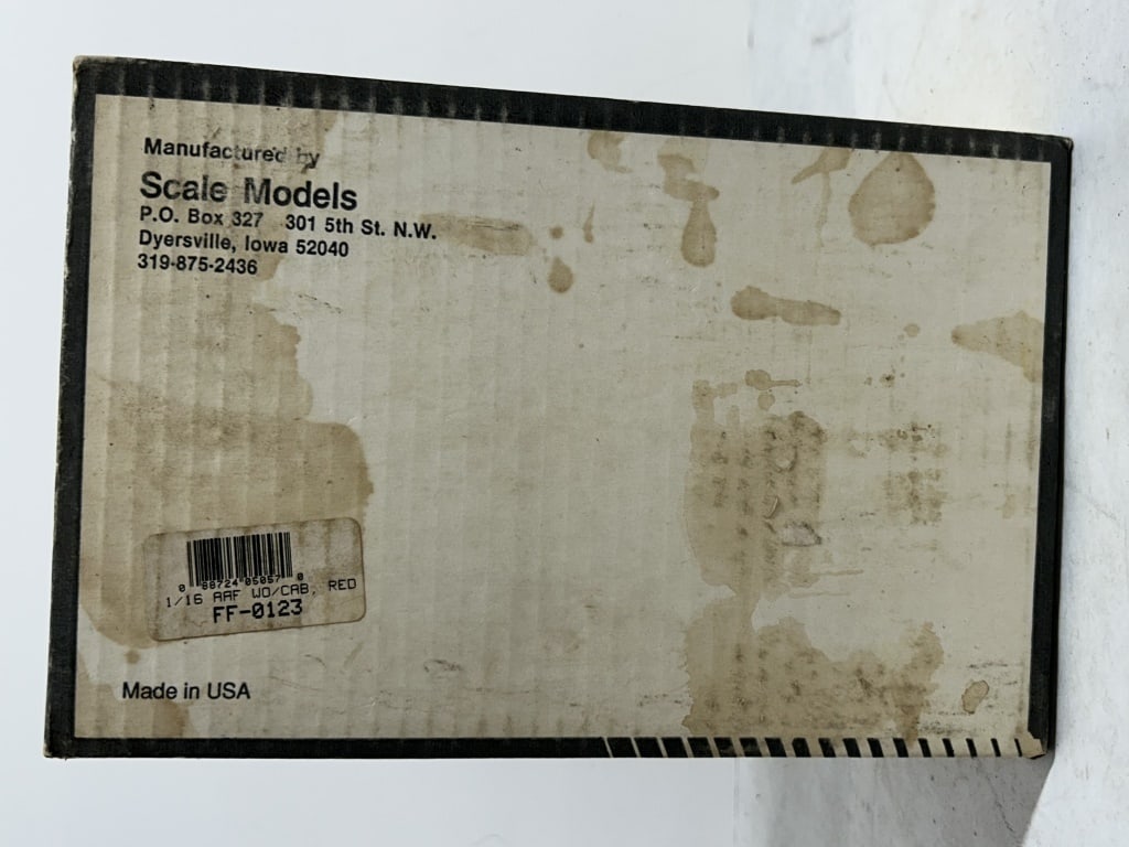 SCALE MODEL ROW CROP TRACTOR - 8