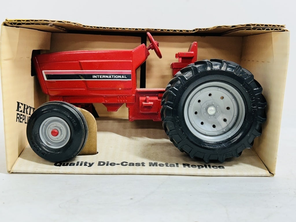 ERTL INTERNATIONAL ROW CROP TRACTOR: 1/16 SCALE DIE CAST METAL WF #415 NIB #1948