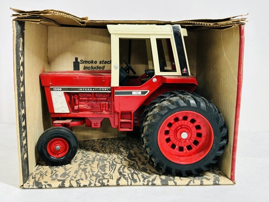 EARLY ERTL INTERNATIONAL 1586 W/ CAB & REAR DUALS: 1/16 DIE CAST INTERNATIONAL 1586 WF WITH CAB AND REAR DUALS NIB #1541 STOCK #463