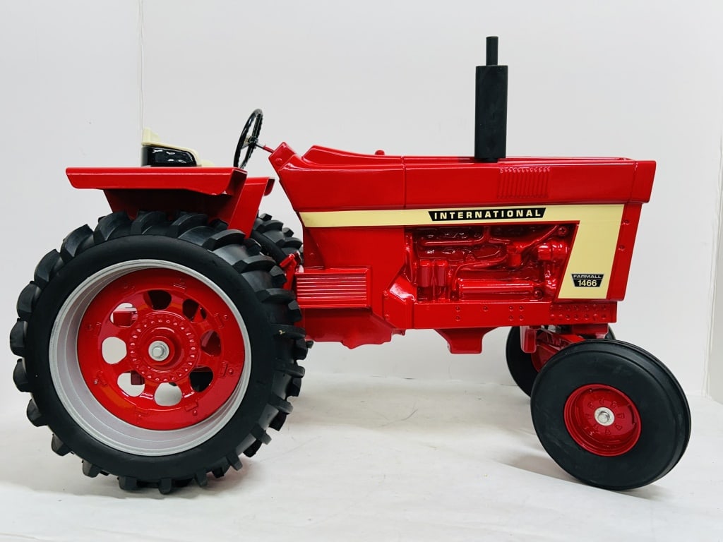 1/8TH SCALE ERTL INTERNATIONAL WHITE STRPE 1466: 1/8TH SCALE ERTL WIDE FRONT END WITH BOX