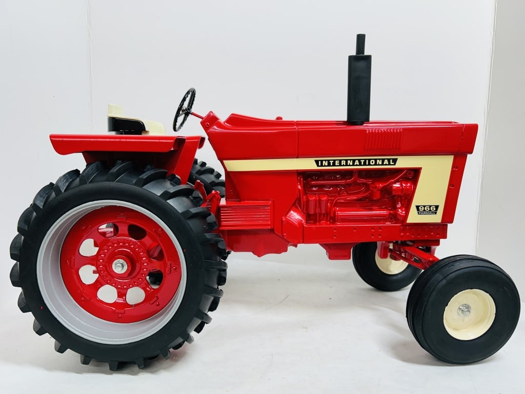 1/8TH INTERNTAIONAL 966 SIGNED 100TH YEAR: 1/8TH SCALE INTERNATIONAL 966 SIGNED EDITION AND 100TH YEAR FARMALL WHITE STRIPE AND INCLUDES BOX