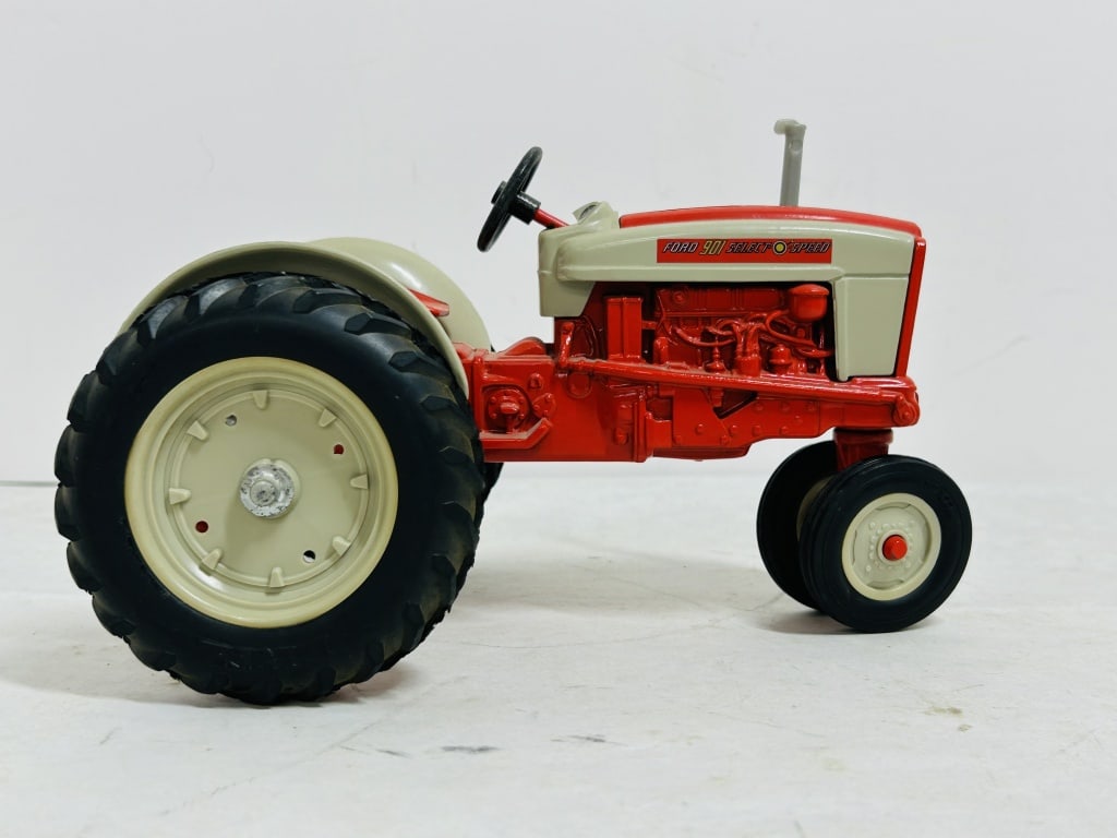 ERTL FORD J901 SELECT O SPEED NF TRACTOR (1 of 7)